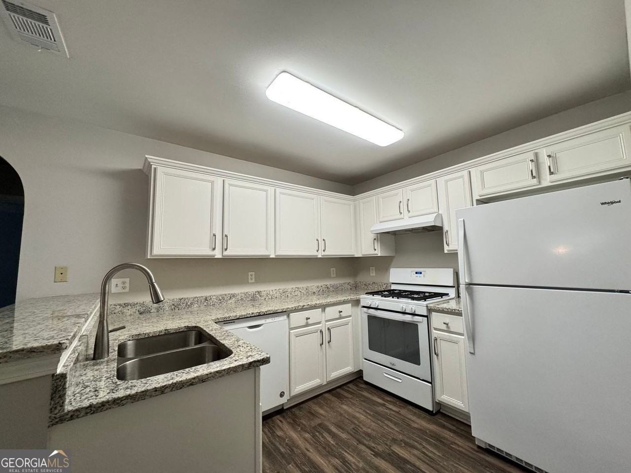 204 Park Pl - Photo 7 of 23