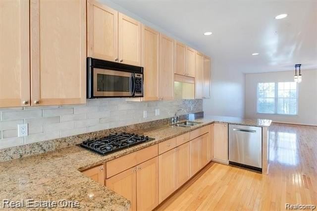 536 Graten St - Photo 5 of 17