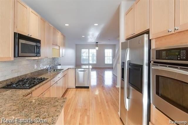 536 Graten St - Photo 4 of 17