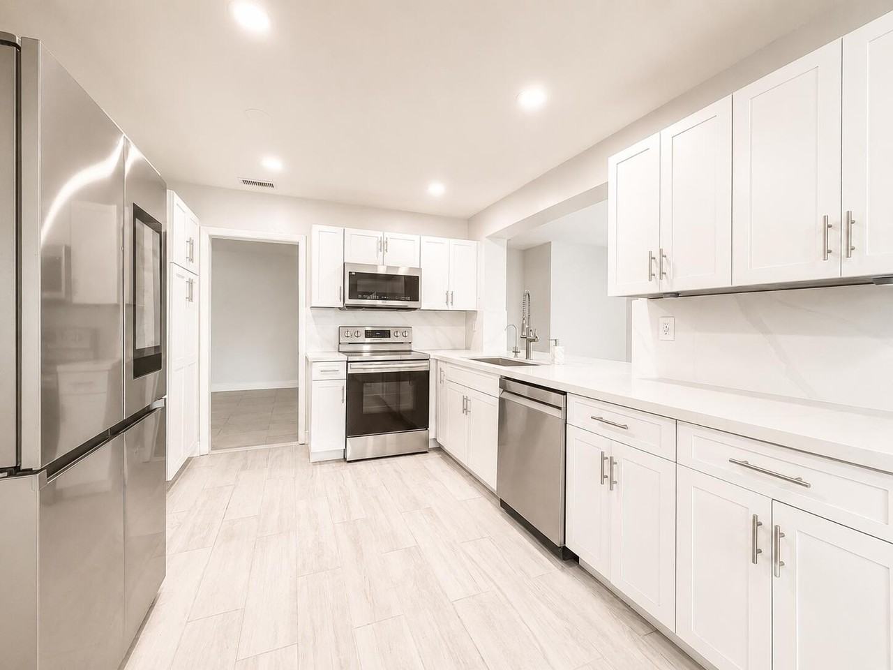 1200 Nw 76th Ave - Photo 5 of 29