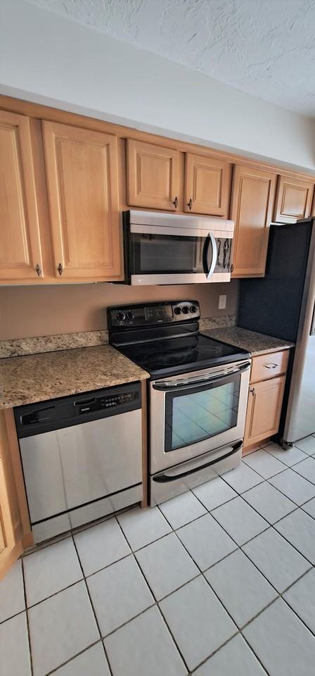 2425 Presidential Way #402 - Photo 4 of 15