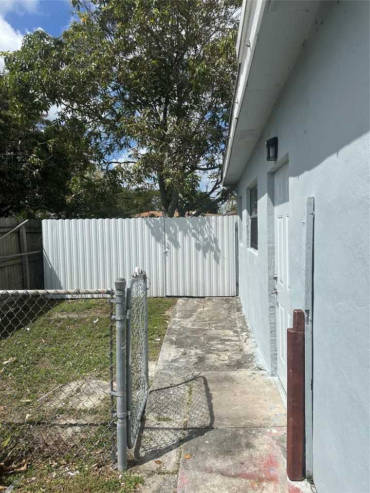 6541 Miramar Pkwy - Photo 2 of 12