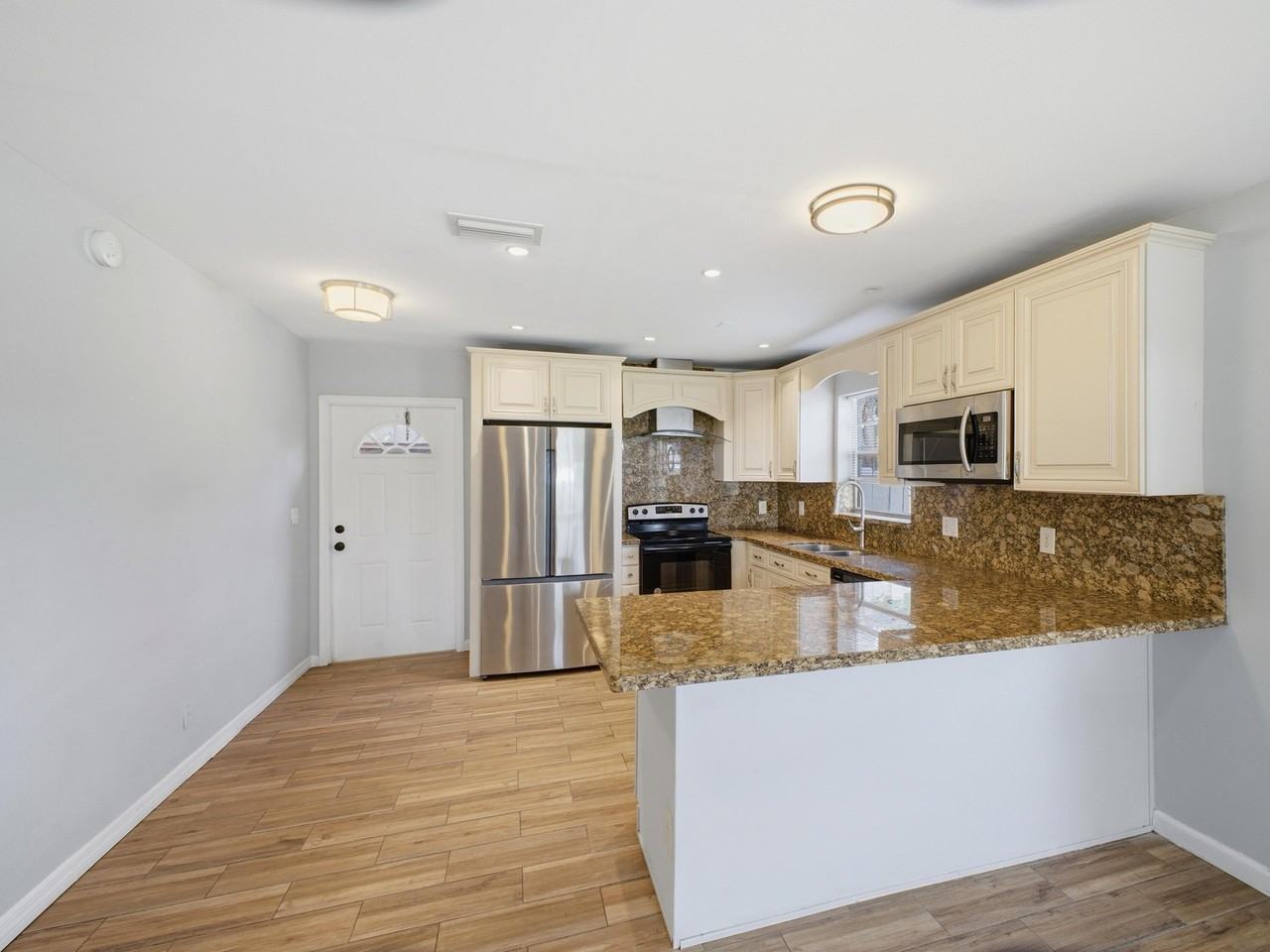 3561 Oberon Ave - Photo 2 of 21