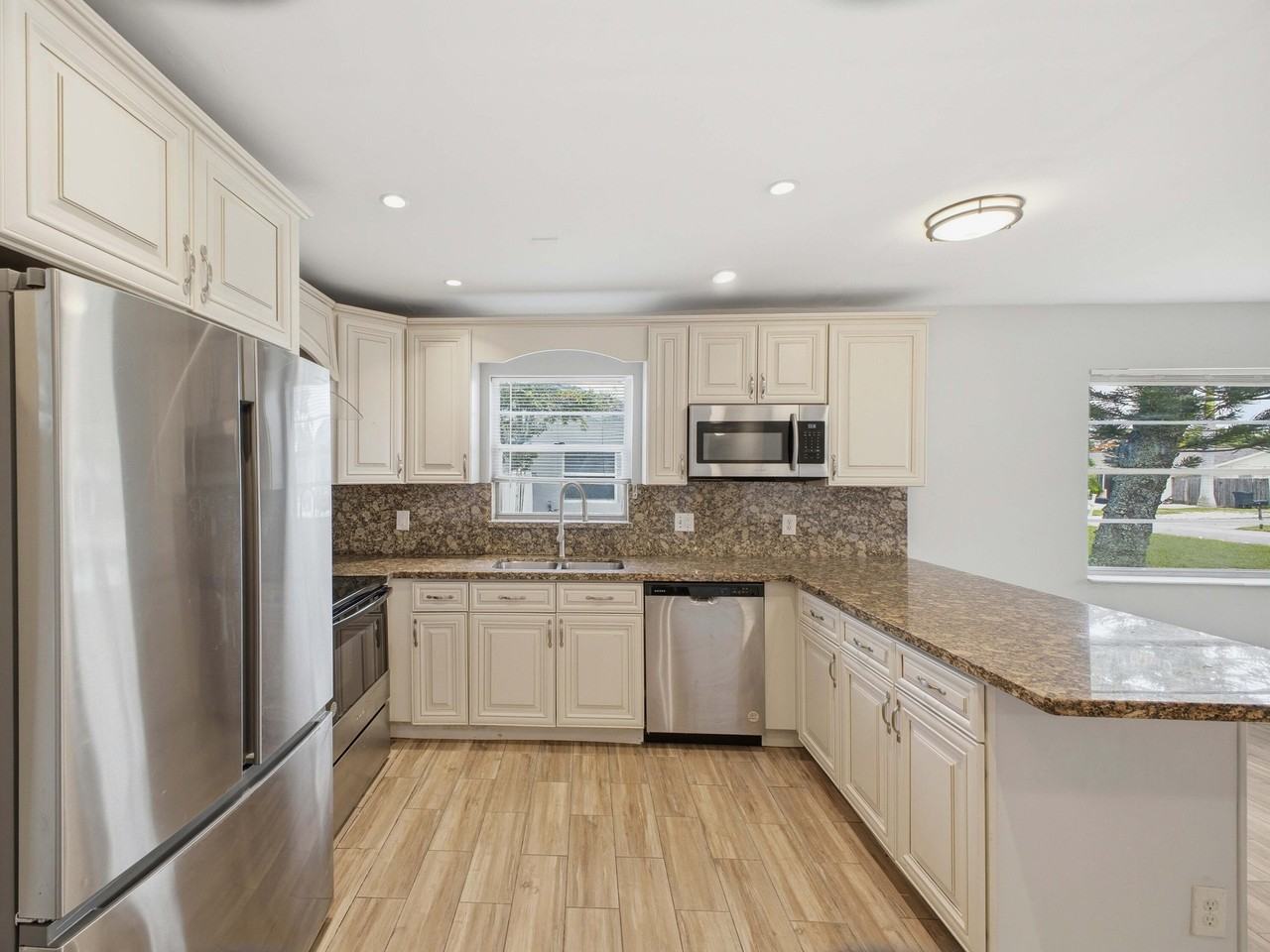 3561 Oberon Ave - Photo 3 of 21