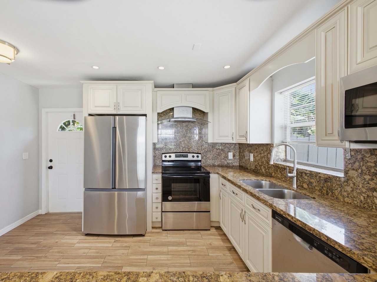 3561 Oberon Ave - Photo 4 of 21