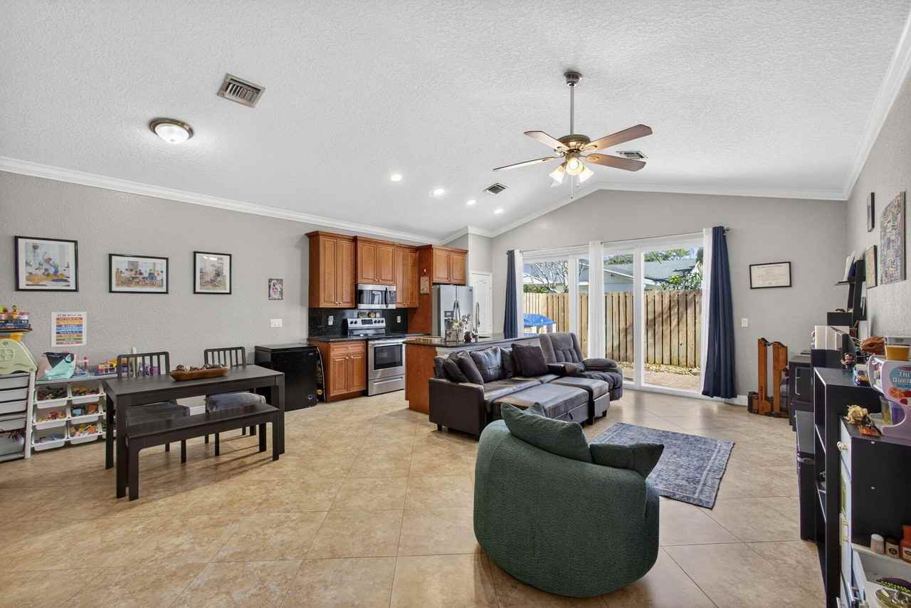 3125 Shelby Way - Photo 3 of 28