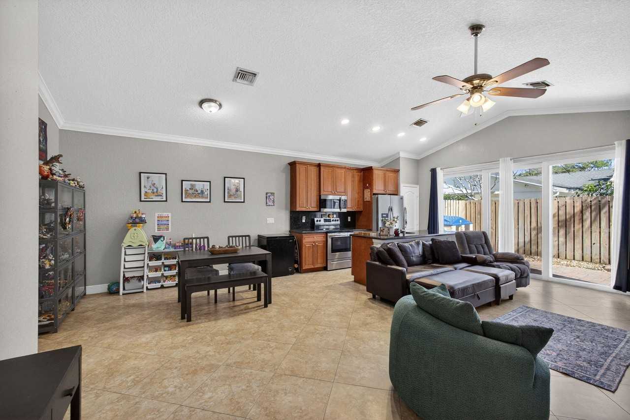 3125 Shelby Way - Photo 4 of 28