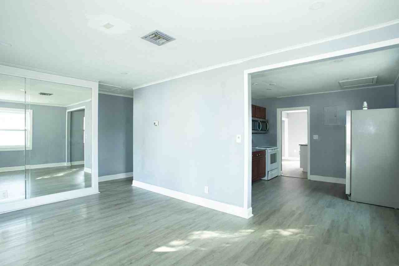 849 W 2nd St #B - Photo 3 of 20