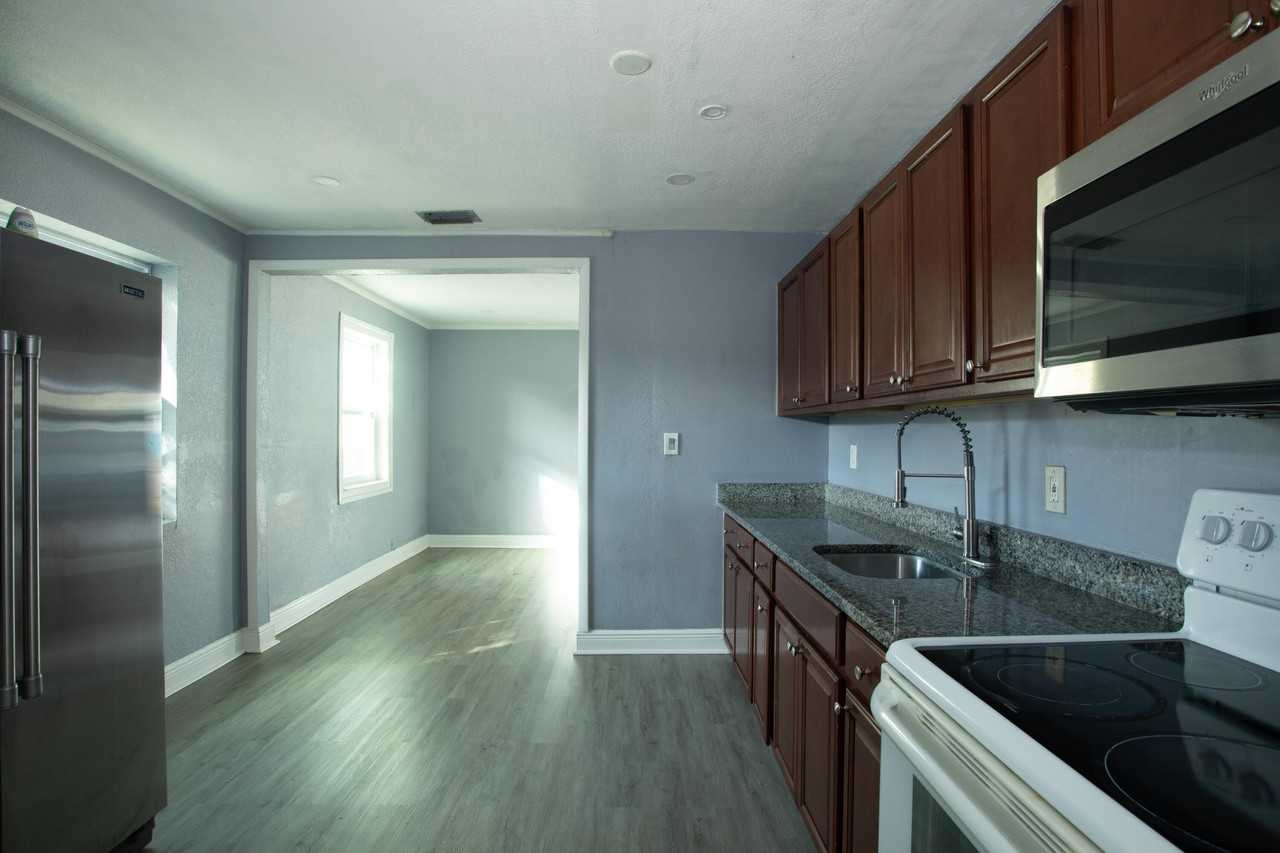 849 W 2nd St #B - Photo 6 of 20