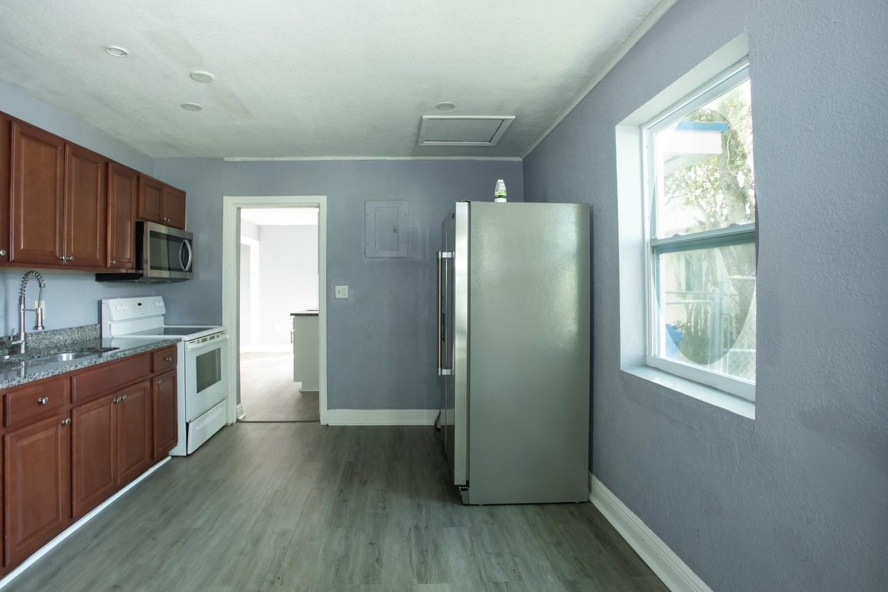 849 W 2nd St #B - Photo 7 of 20