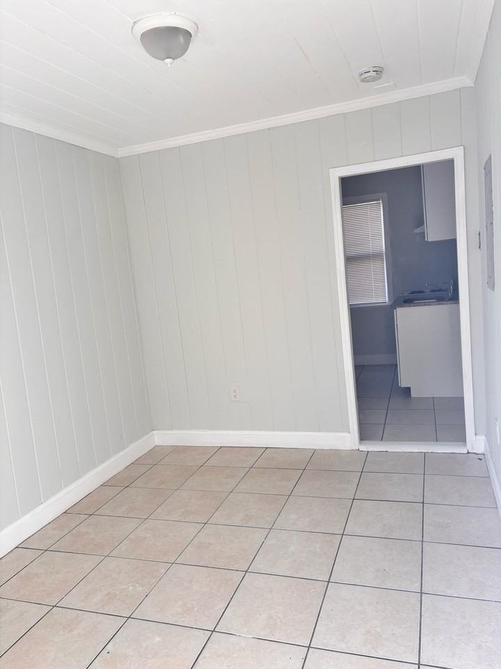 817 7th St - Photo 2 of 7