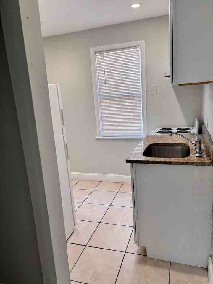 817 7th St - Photo 3 of 7