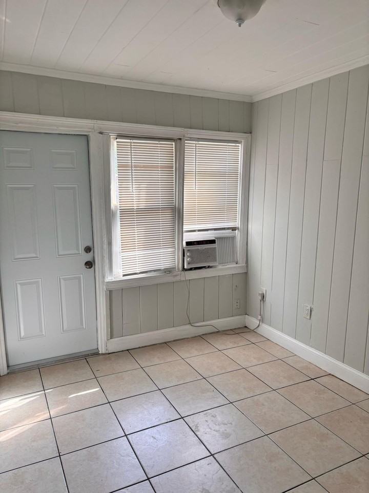 817 7th St - Photo 4 of 7