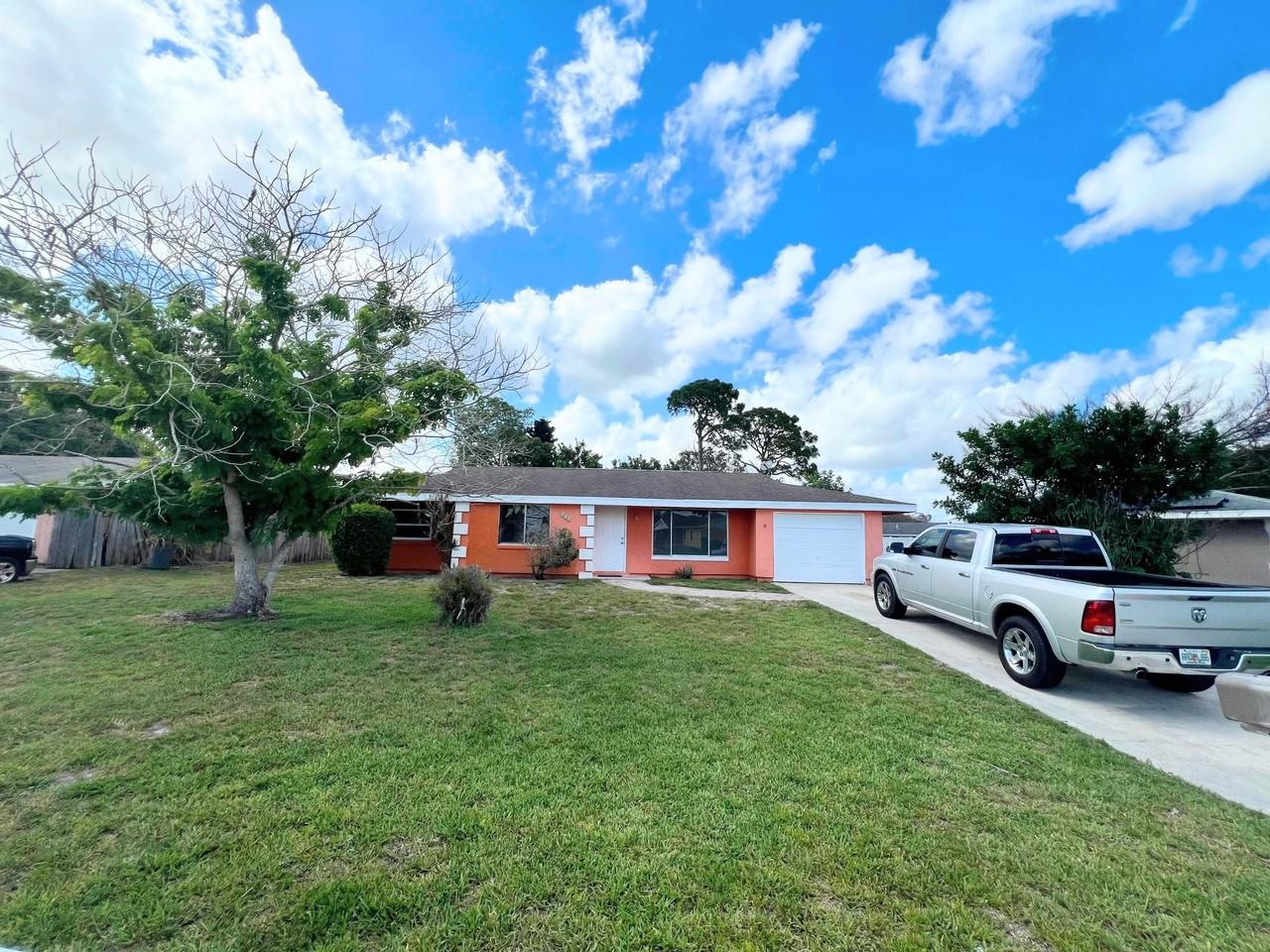 311 Sw Homeland Rd - Photo 3 of 26
