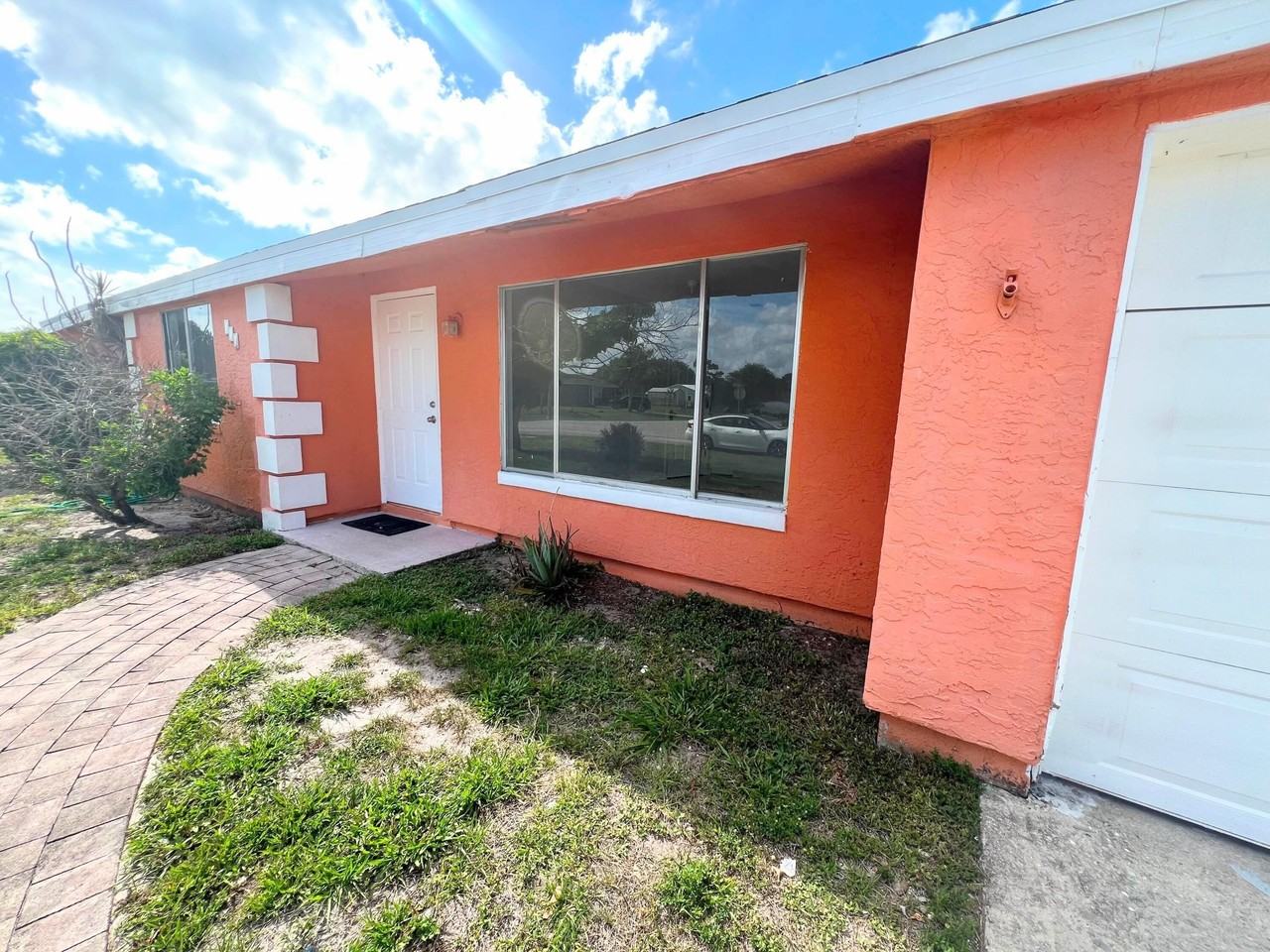 311 Sw Homeland Rd - Photo 4 of 26