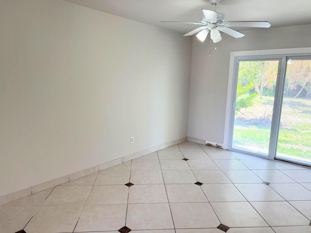 311 Sw Homeland Rd - Photo 7 of 26