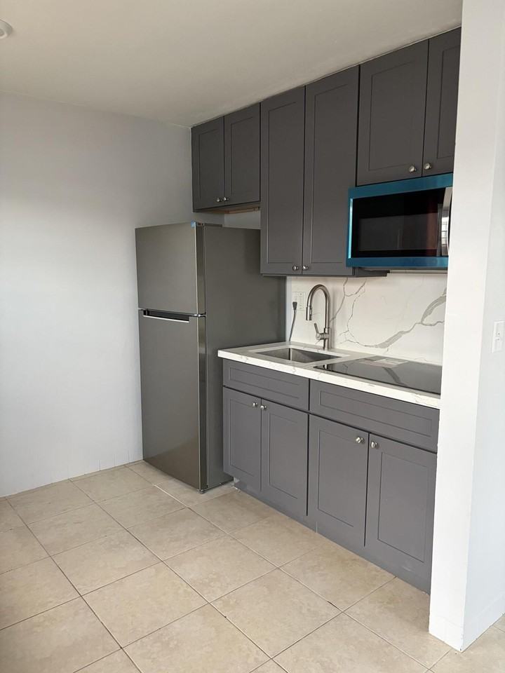 1017 Se 3rd St #4 - Photo 4 of 16