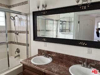 4626 Noble Ave - Photo 7 of 8