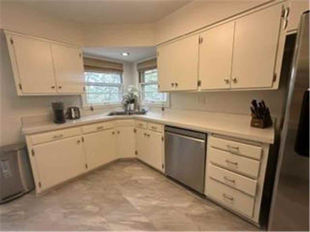 20515 Manor Rd - Photo 2 of 16