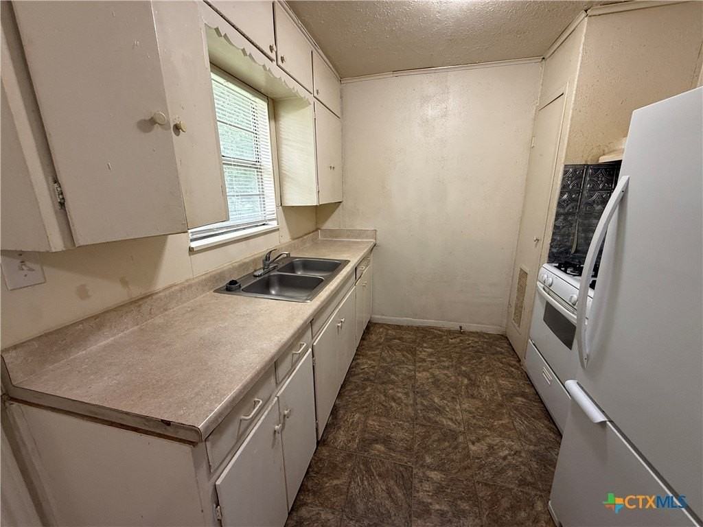 503 E Dean Ave - Photo 3 of 9