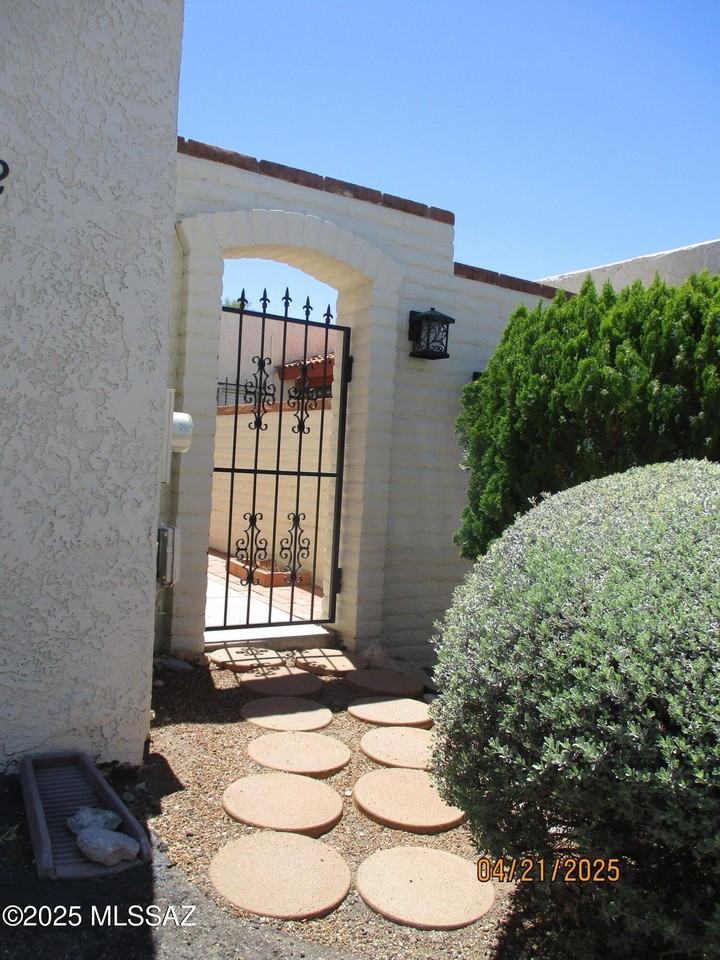 8712 E Terrace Pl - Photo 3 of 29