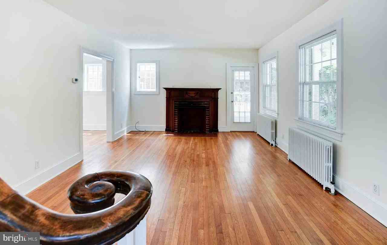 4633 Asbury Pl Nw - Photo 3 of 22