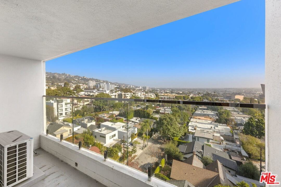 838 N Doheny Dr #906 - Photo 3 of 8