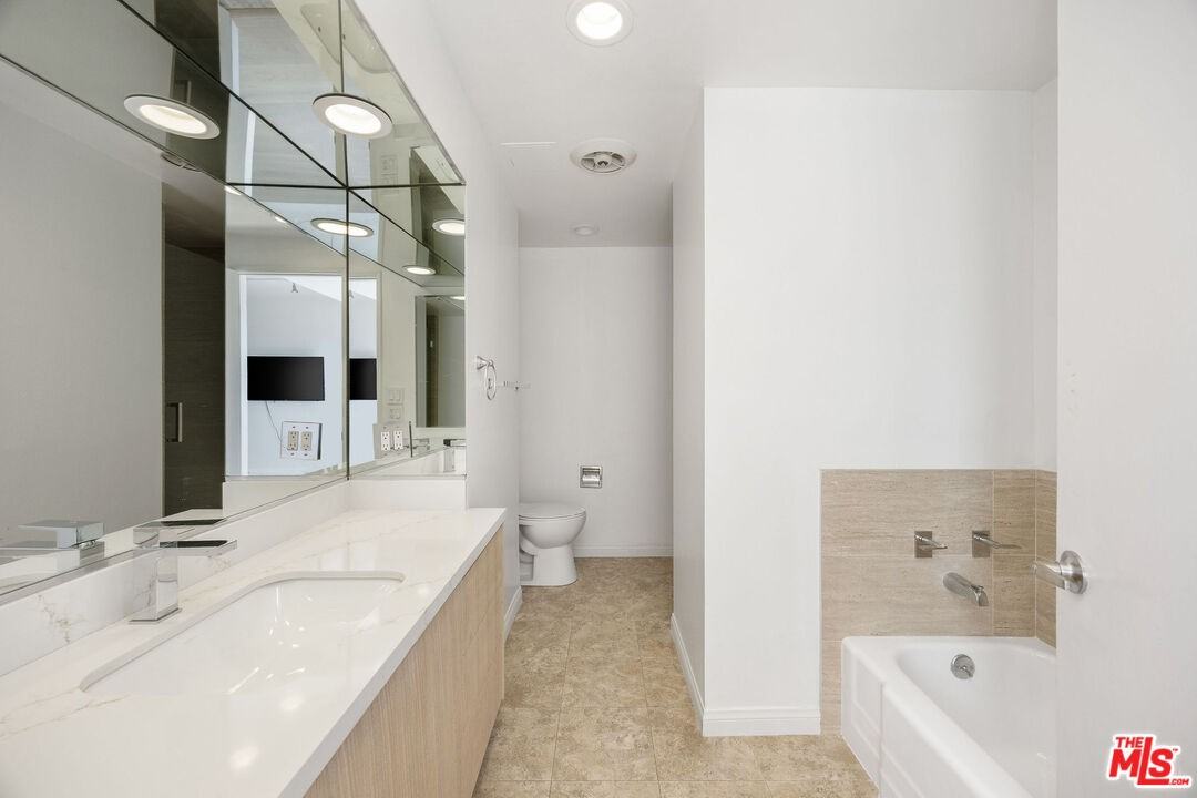 838 N Doheny Dr #906 - Photo 5 of 8