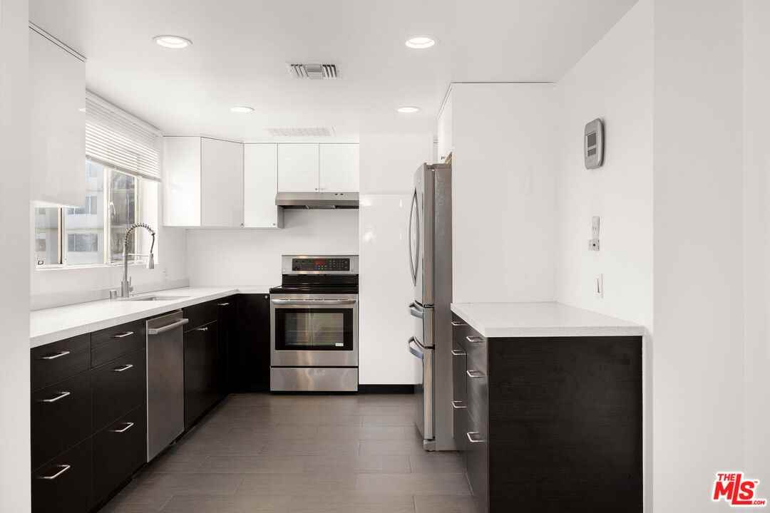 838 N Doheny Dr #906 - Photo 7 of 8