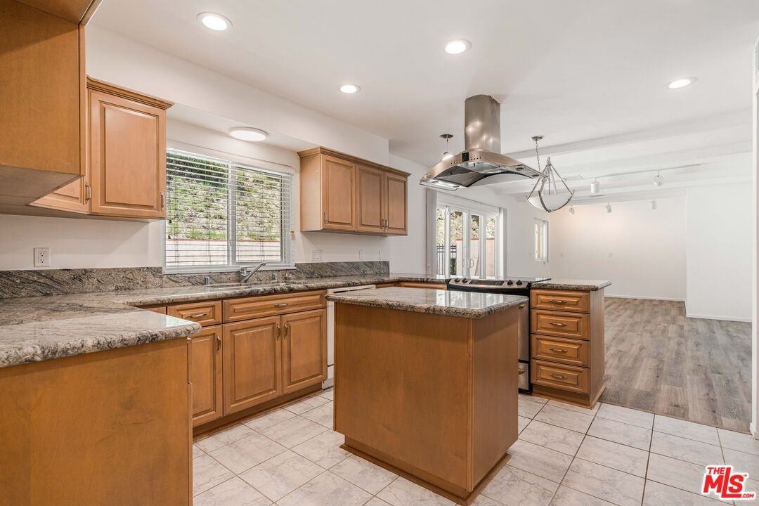 1181 Somera Rd - Photo 5 of 8