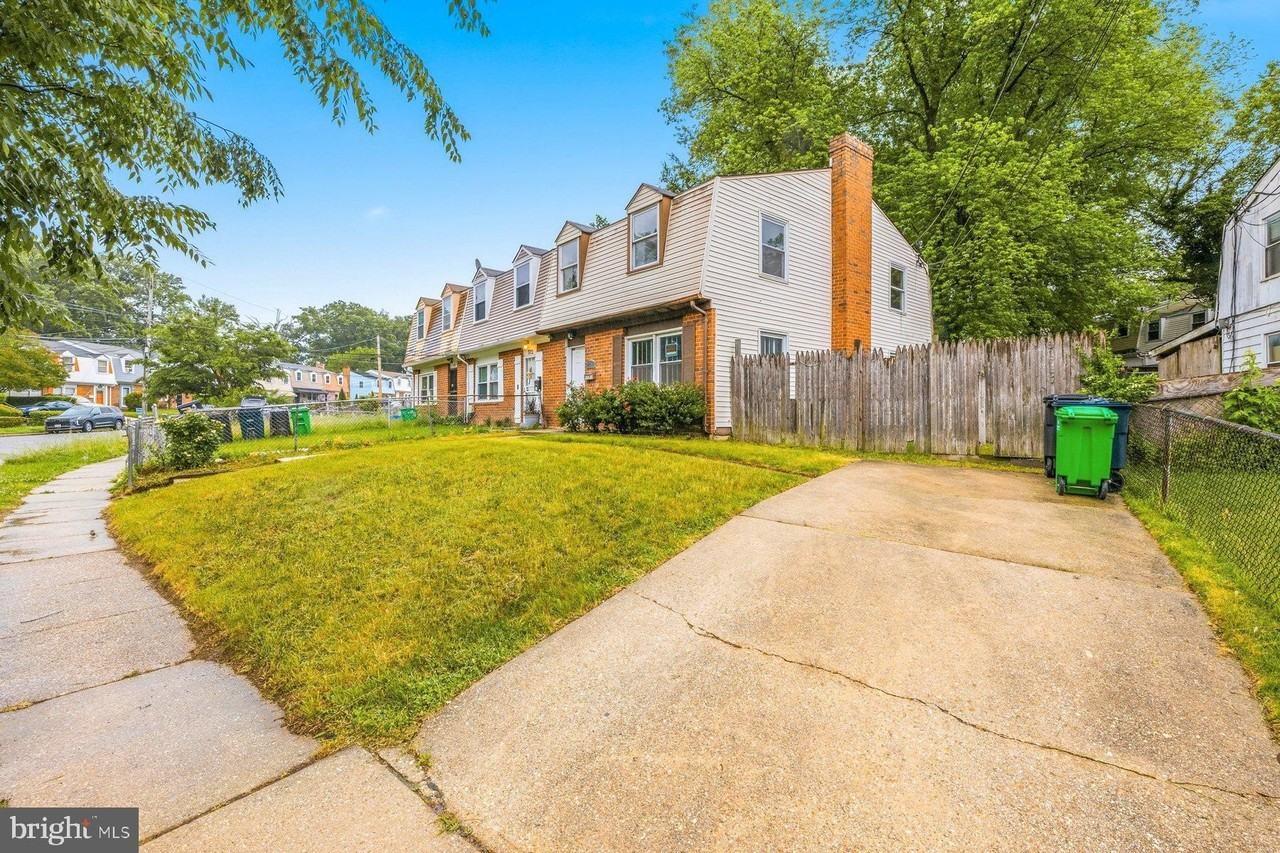 7711 Burnside Rd - Photo 2 of 30