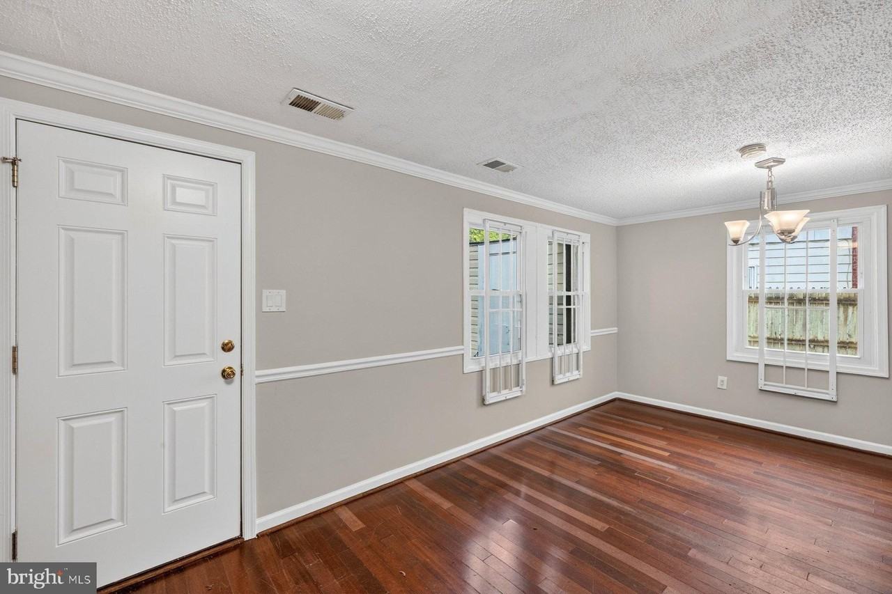 7711 Burnside Rd - Photo 4 of 30