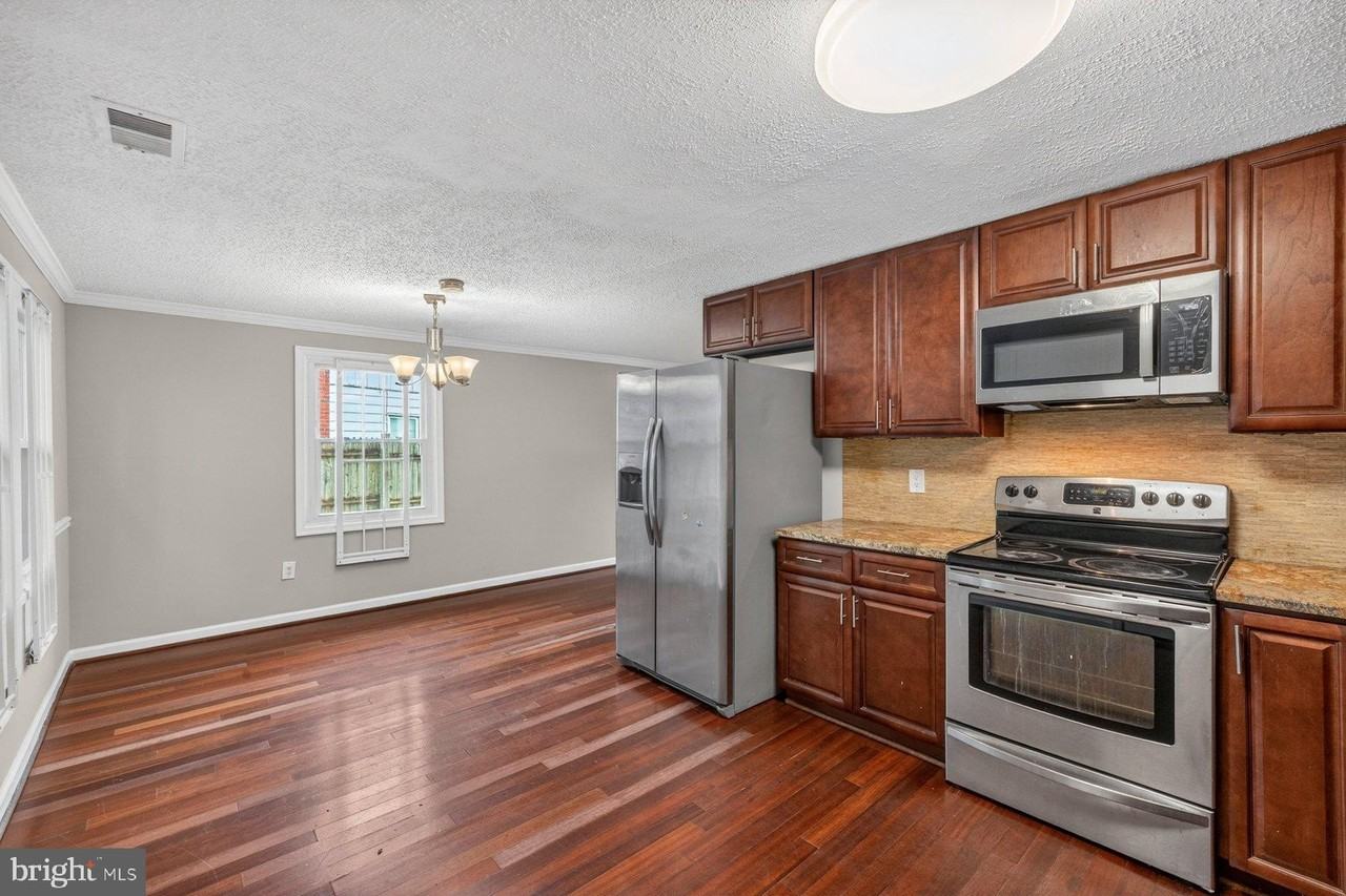 7711 Burnside Rd - Photo 5 of 30