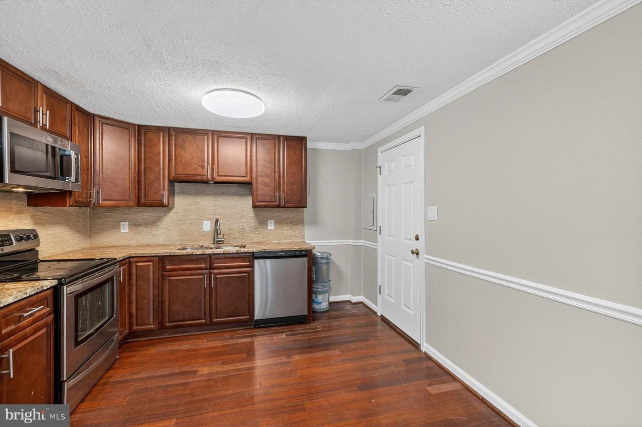 7711 Burnside Rd - Photo 6 of 30