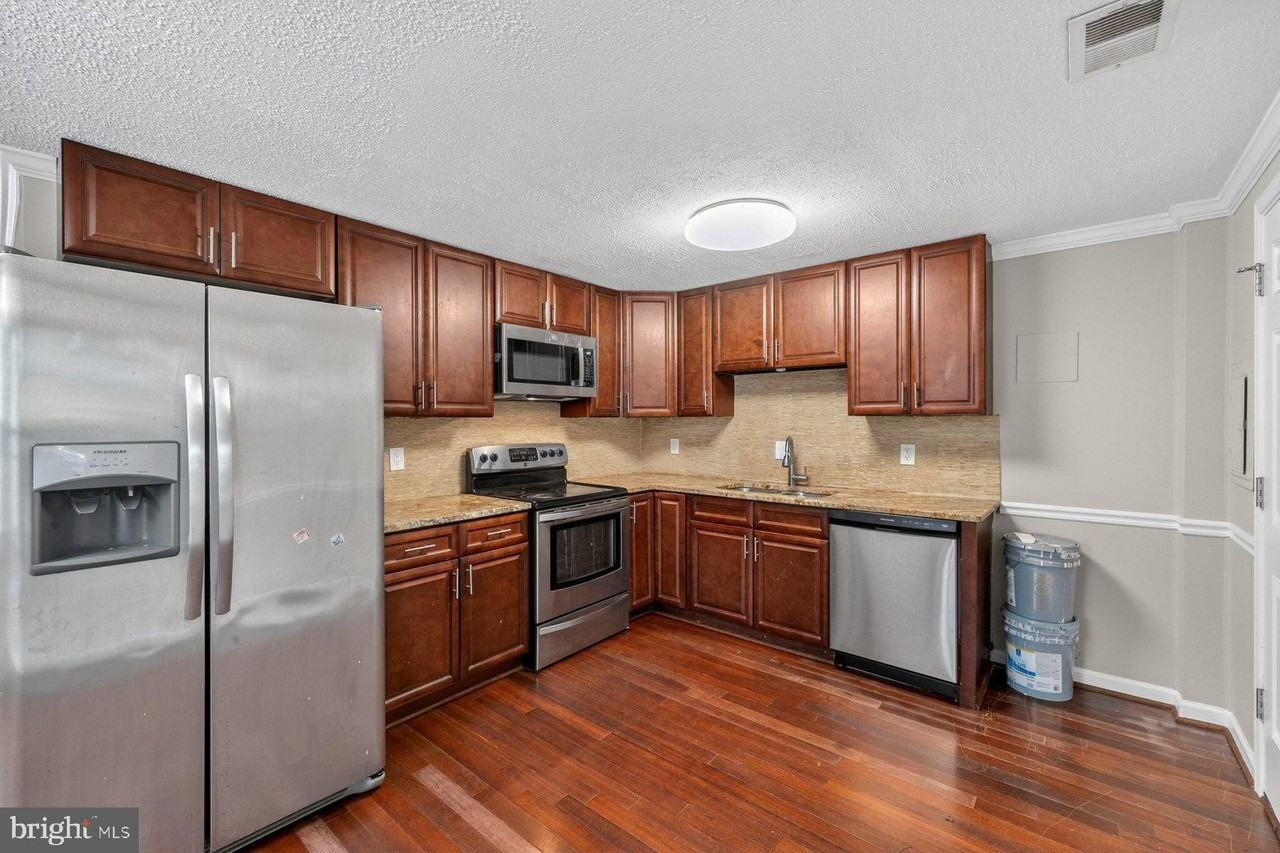 7711 Burnside Rd - Photo 7 of 30