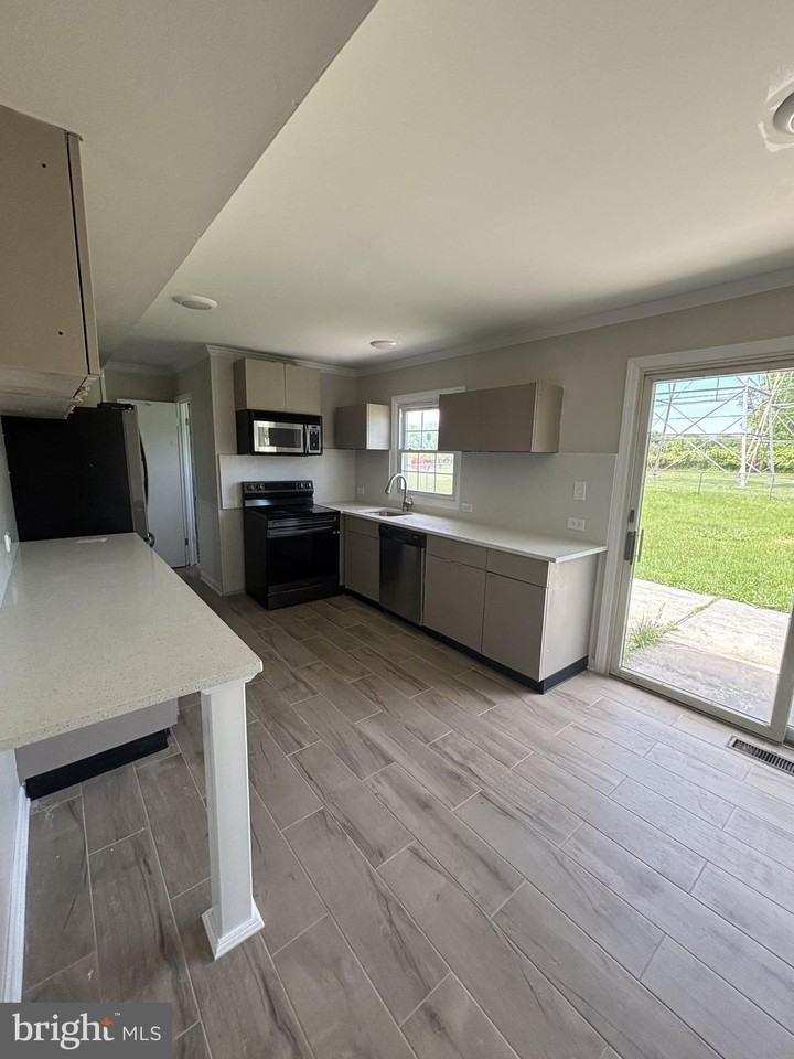 41 Messenger Ln - Photo 3 of 17