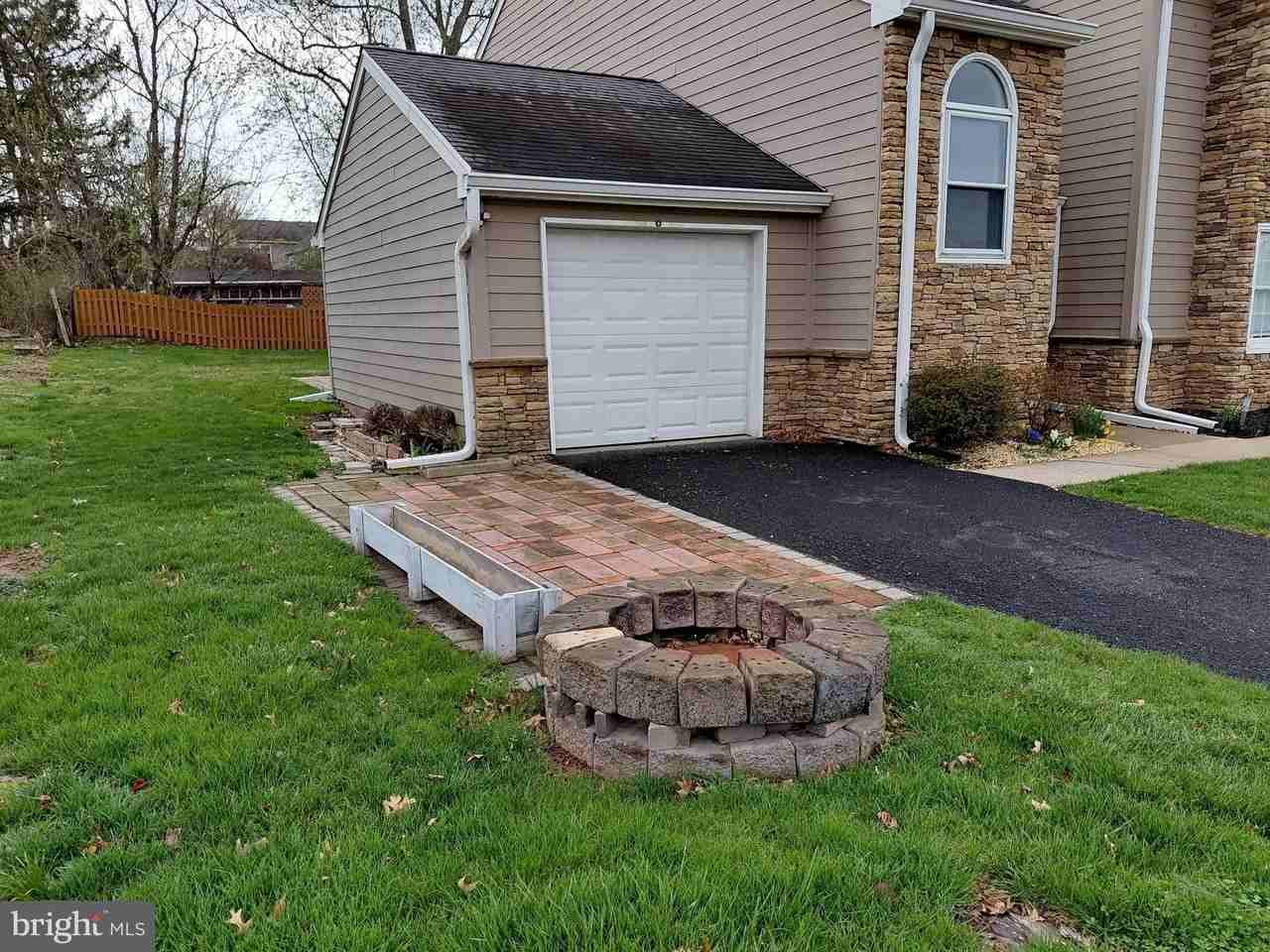 228 Spring House Ln - Photo 4 of 15