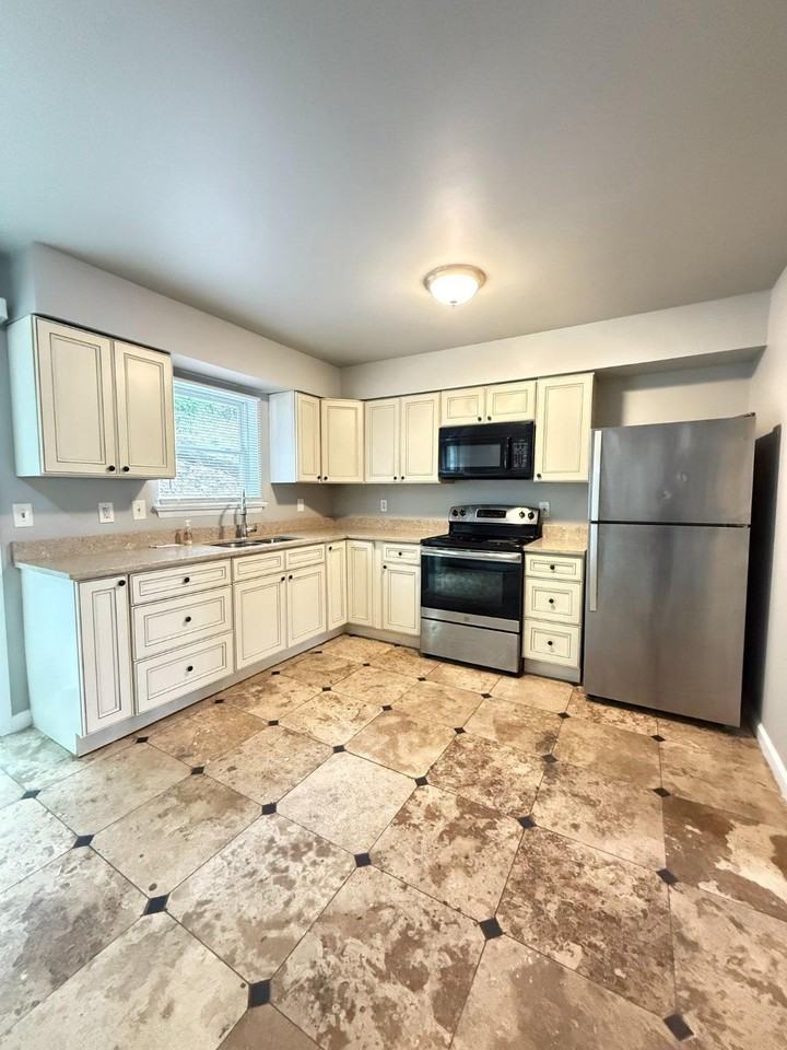 845 Poplar St - Photo 2 of 11