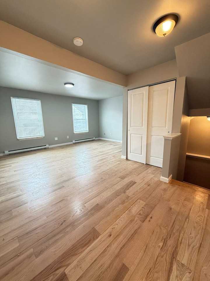 845 Poplar St - Photo 4 of 11
