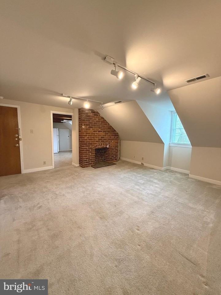 319 William St #B - Photo 2 of 9