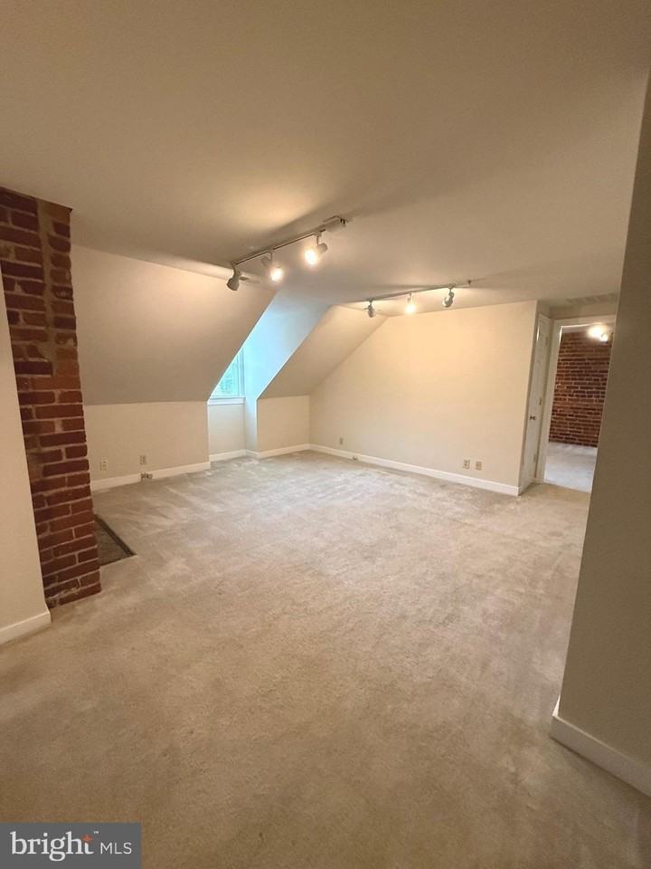 319 William St #B - Photo 3 of 9