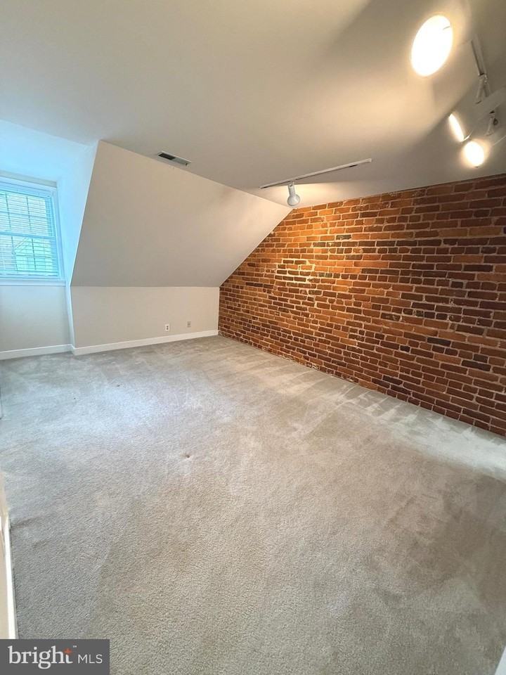 319 William St #B - Photo 4 of 9