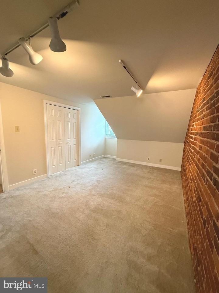 319 William St #B - Photo 5 of 9