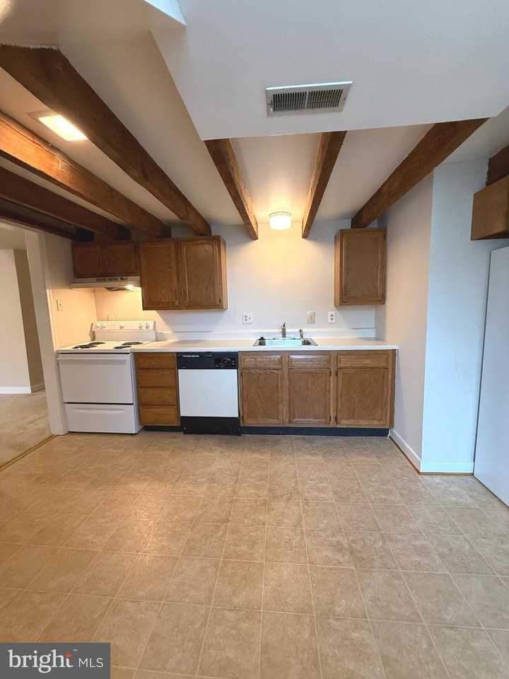 319 William St #B - Photo 7 of 9