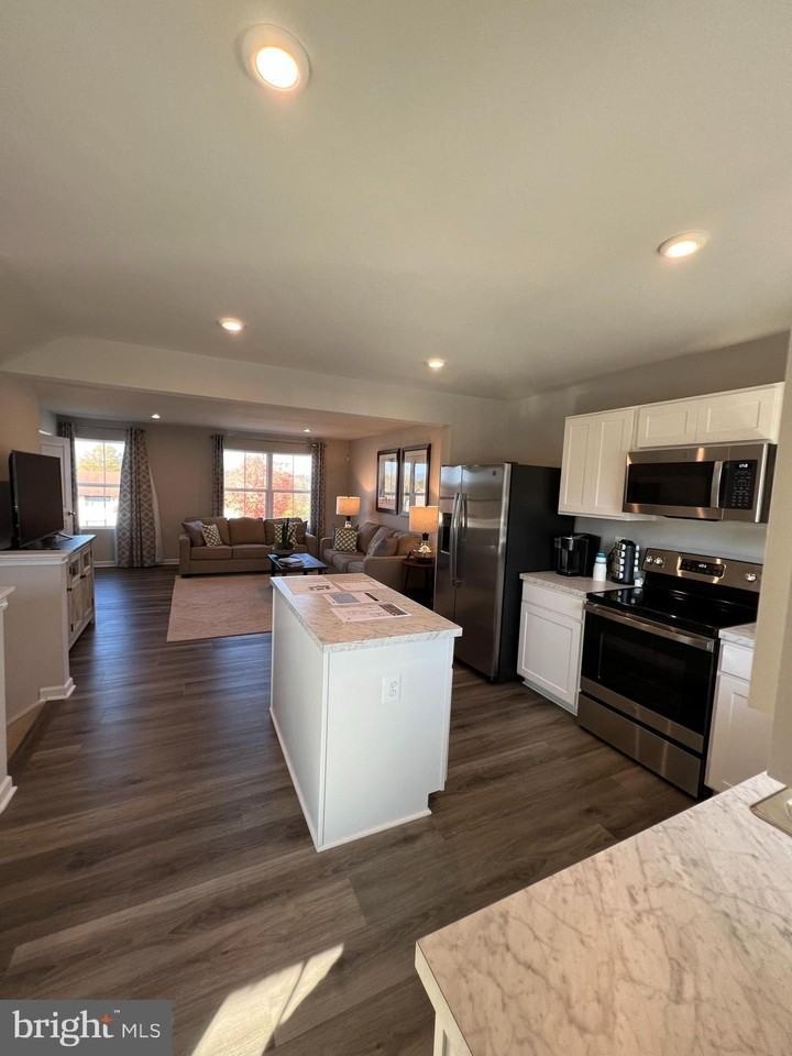 141 Grand St - Photo 4 of 27