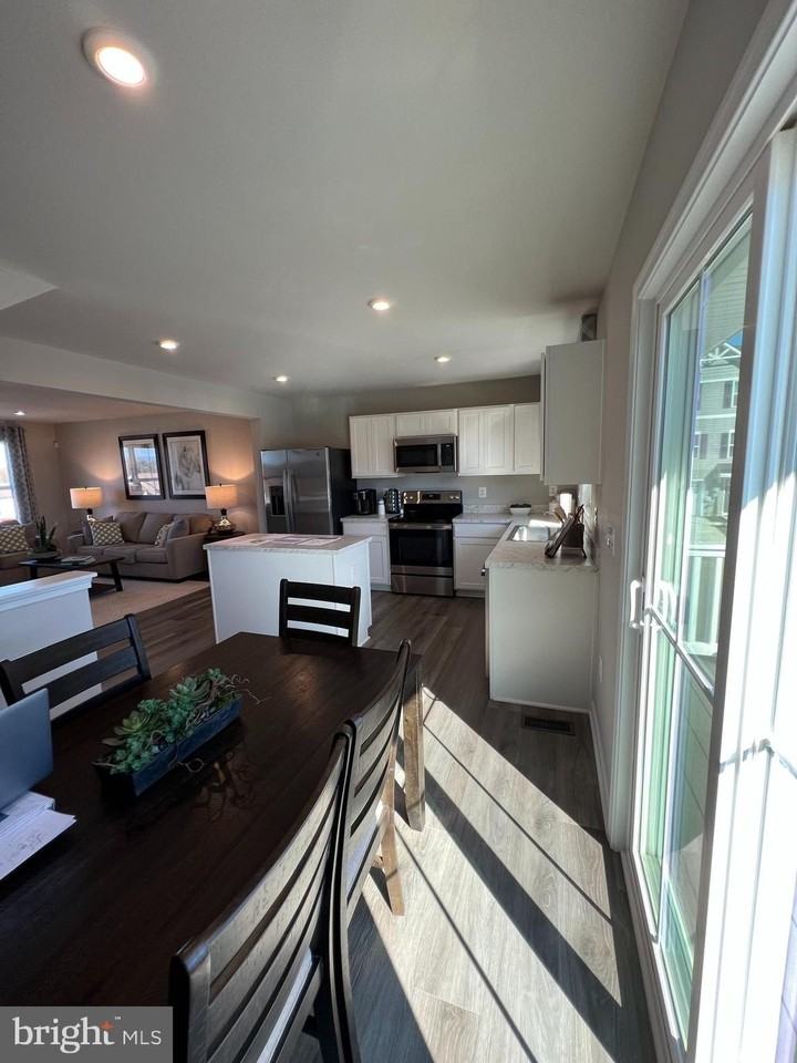141 Grand St - Photo 5 of 27
