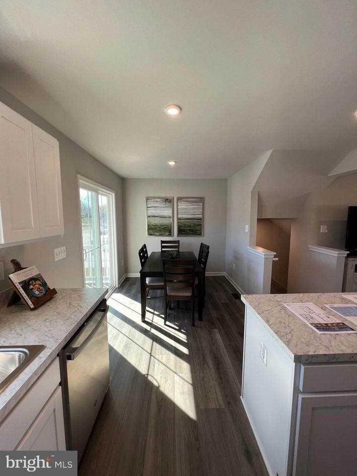 141 Grand St - Photo 6 of 27