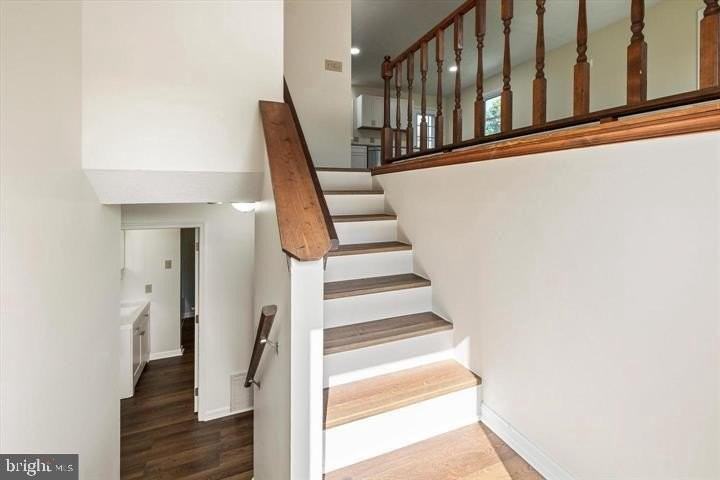 136 Nightingale Ave - Photo 5 of 40