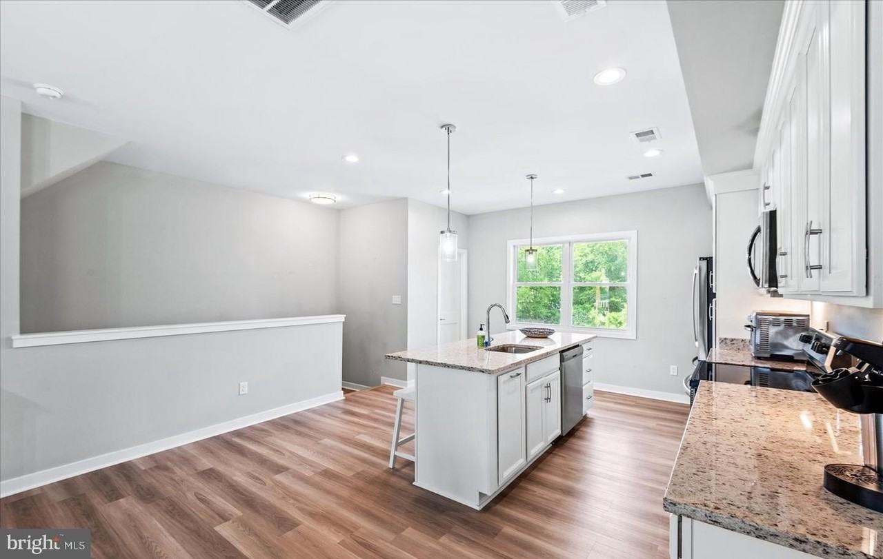 221 Wilder Ave - Photo 4 of 45