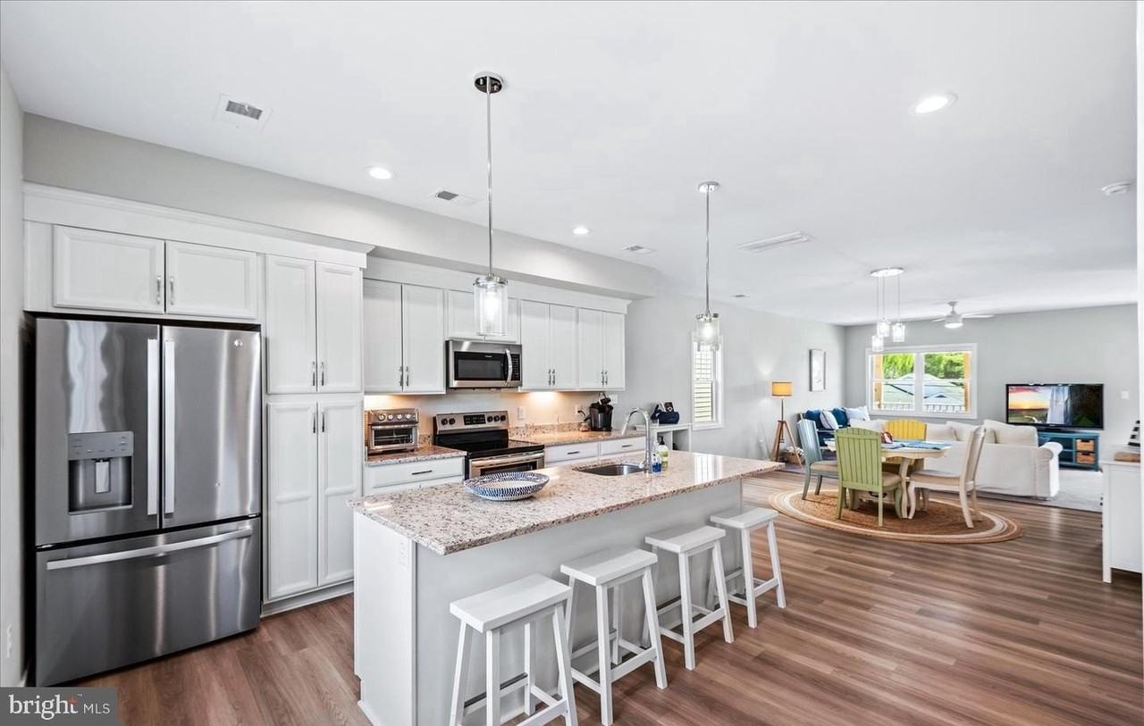 221 Wilder Ave - Photo 5 of 45